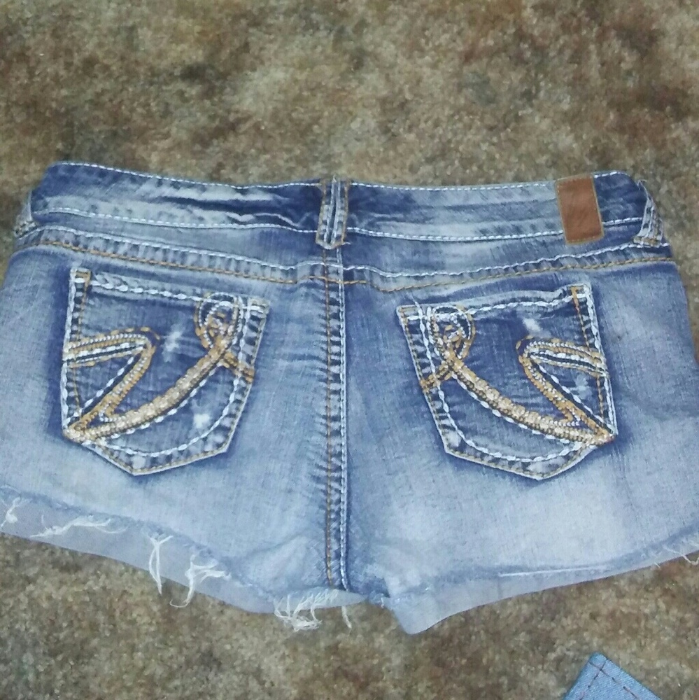 Shorts - Picture 3 of 4